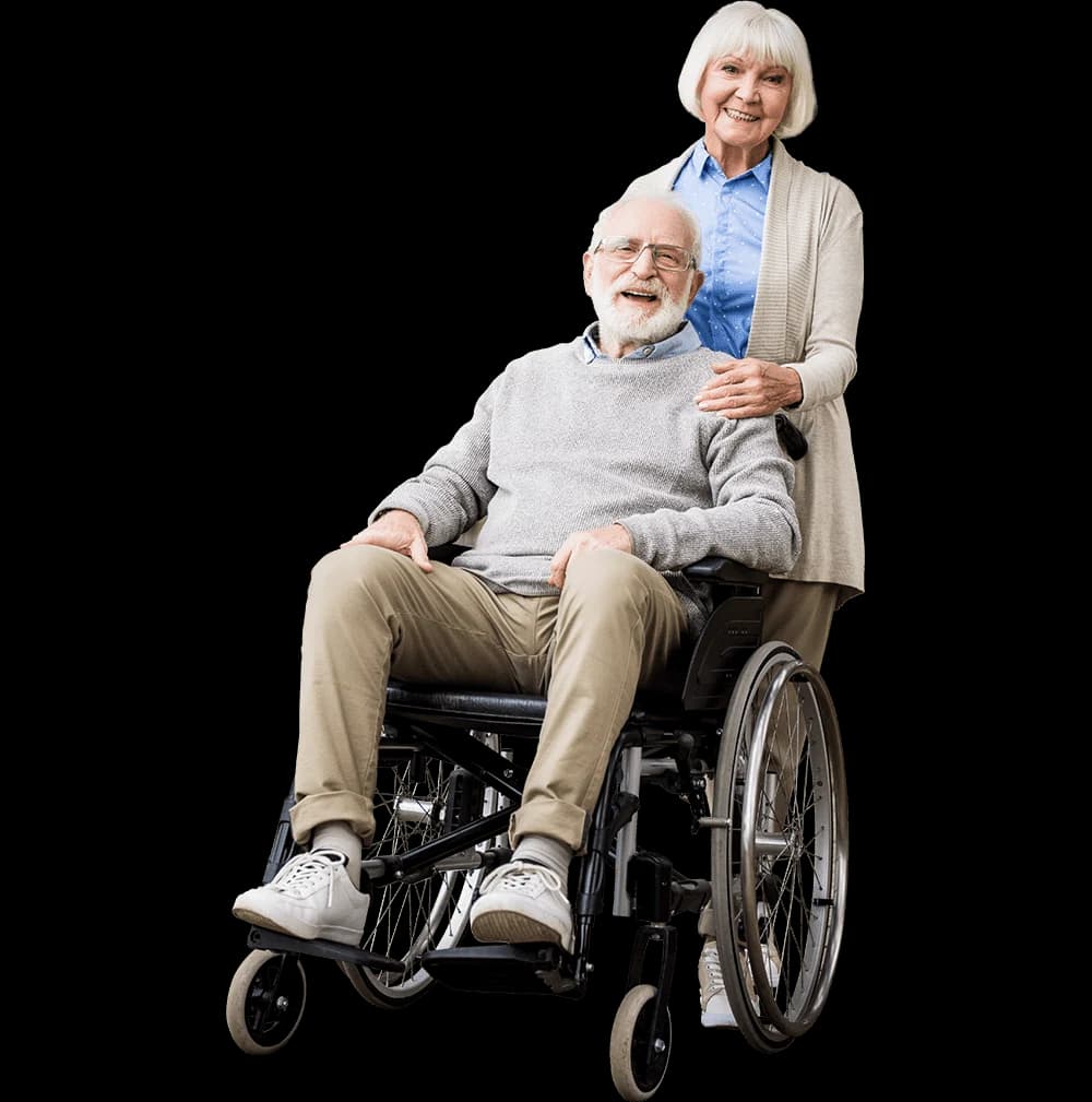 Uśmiechnięty senior na wózku inwalidzkim z żoną stojącą obok